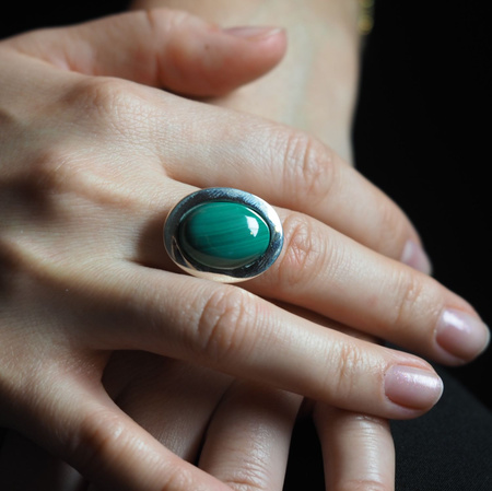 Pierścionek regulowany z owalnym Malachitem w srebrze.