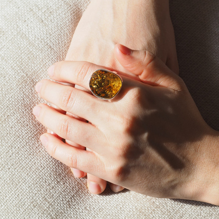 Pierścionekz Bursztynem Zielonym - prostokąt w srebrze