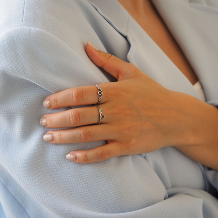 Pierścionek z Granatem w srebrze oksydowanym