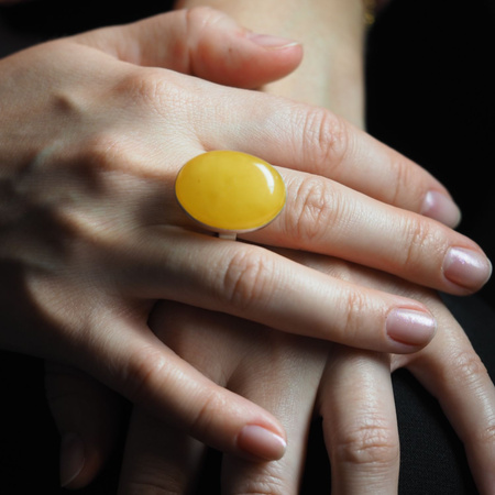 Pierścionek- Mleczny Bursztyn owalny w srebrze