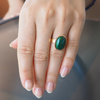 Pierścionek regulowany z owalnym Malachitem w młotkowanym srebrze złoconym