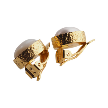 Klipsy - Perły białe koło 10 mm w złoconym srebrze młotkowanym