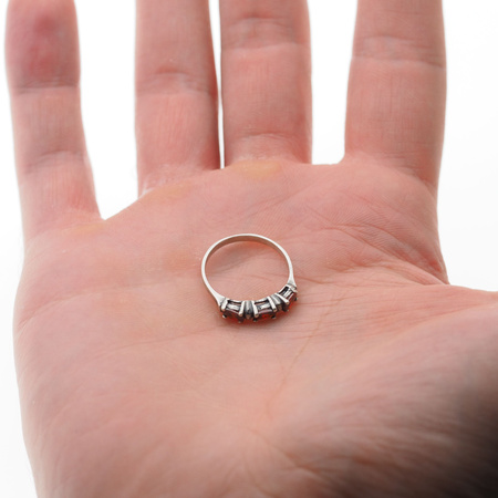 Pierścionek z Granatem w srebrze oksydowanym