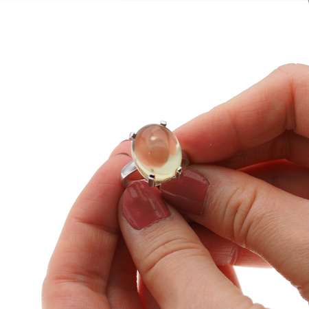 Pierścionek z owalnym Cytrynem w srebrze rodowanym.