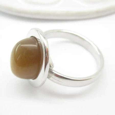 Pierścionek regulowany z owalnym Kamieniem Słonecznym w srebrze rodowanym.