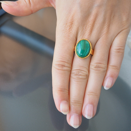 Pierścionek regulowany z owalnym Malachitem 16x12 w młotkowanym srebrze złoconym