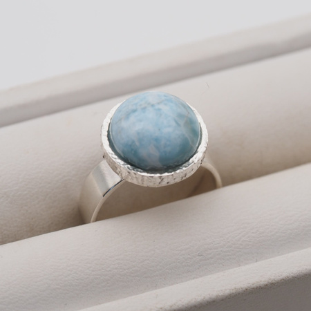 Pierścionek regulowany z okrągłym Larimarem w srebrze młotkowanym