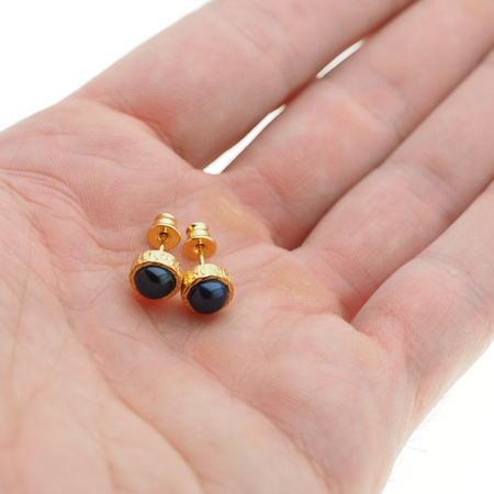 Kolczyki z czarnymi, okrągłymi Perłami w złoconym srebrze młotkowanym