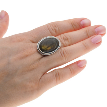 Pierścionek z owalnym Labradorytem w srebrze oksdowanym.