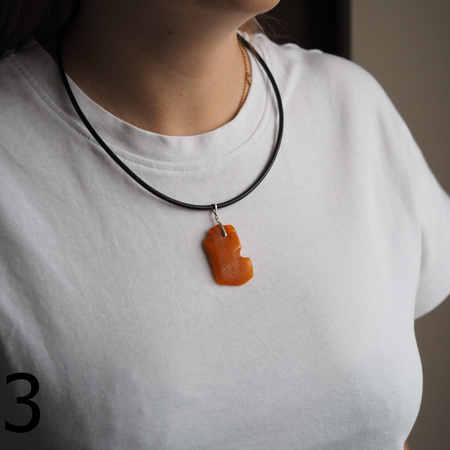 Naszyjnik  na rzemieniu - surowy Bursztyn mleczny