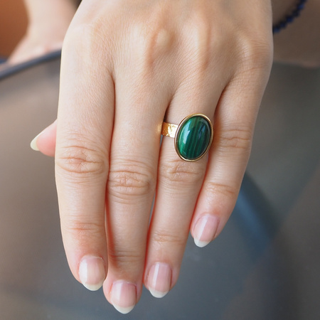 Pierścionek regulowany z owalnym Malachitem w młotkowanym srebrze złoconym