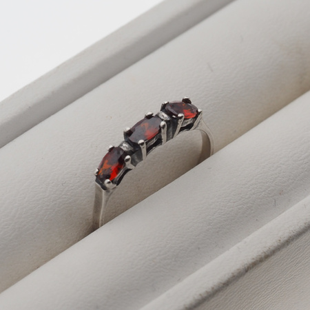 Pierścionek z Granatem w srebrze oksydowanym