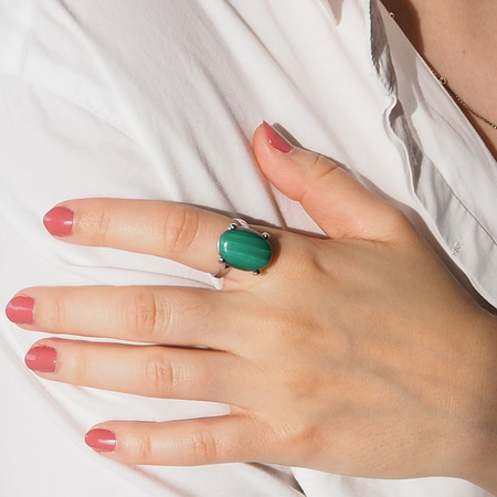 Pierścionek regulowany z owalnym Malachitem w srebrze rodowanym.