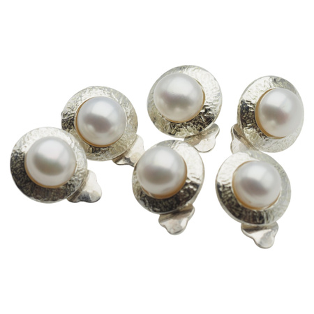 Klipsy - Perły białe koło 8 mm w srebrze młotkowanym