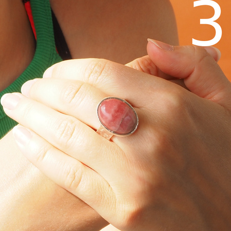 Pierścionek regulowany z owalnym Rodochrozytem w srebrze młotkowanym