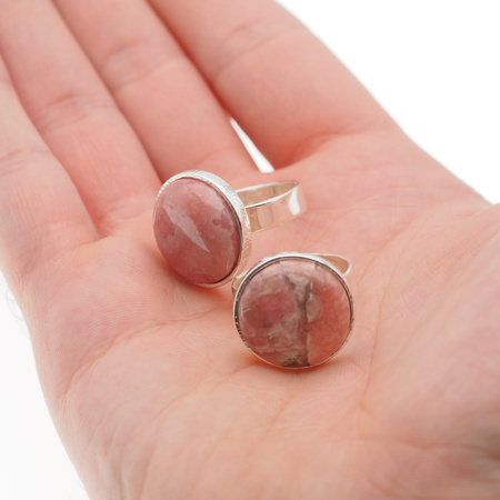 Pierścionek regulowany z okrągłym Rodochrozytem w srebrze młotkowanym