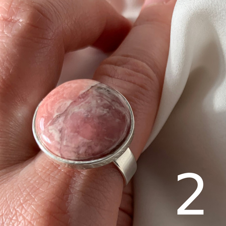 Pierścionek regulowany z okrągłym Rodochrozytem w srebrze młotkowanym