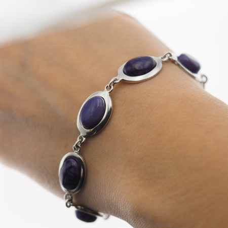 Bransoletka z owalnym czaroitem w srebrze rodowanym.