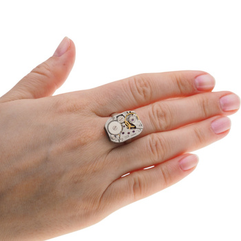 Pierścionek regulowany z mechanizmem zegarka w srebrze