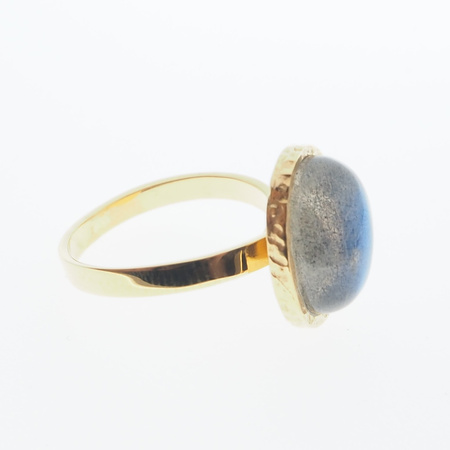 Pierścionek z Labradorytem owalnym w złoconym srebrze młotkowanym