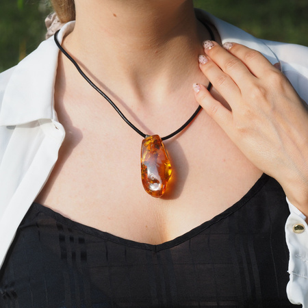 Naszyjnik  na rzemieniu -  przezroczysty Bursztyn z gałęzią oraz muchami