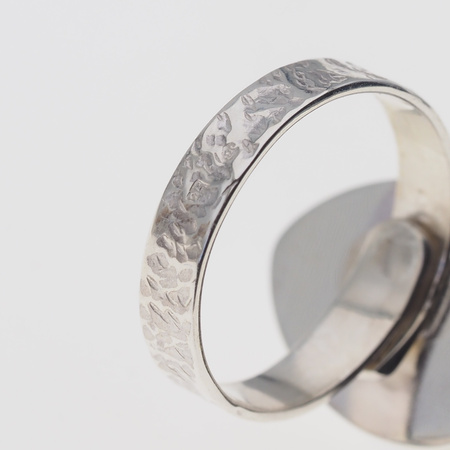 Pierścionek regulowany z Chalcedonem w srebrze młotkowanym