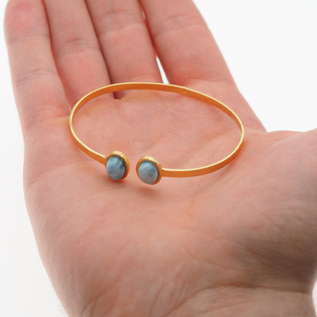 Bransoletka sztywna z owalnym Larimarem w młotkowanym srebrze złoconym