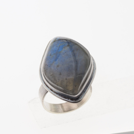 Pierścionek regulowany z Labradorytem w srebrze oksdowanym.