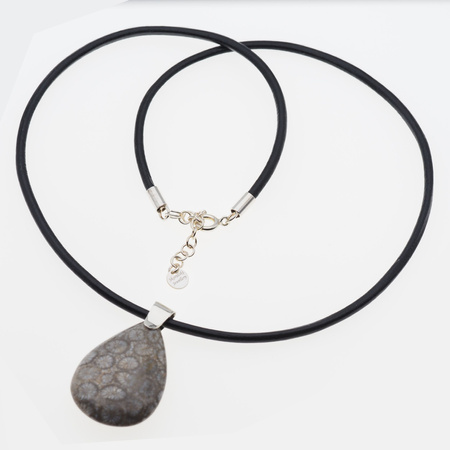 Naszyjnik - Koral łza na rzemieniu ze srebrnymi końcówkami