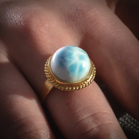 Pierścionek regulowany - okrągły Larimar w srebrze złoconym