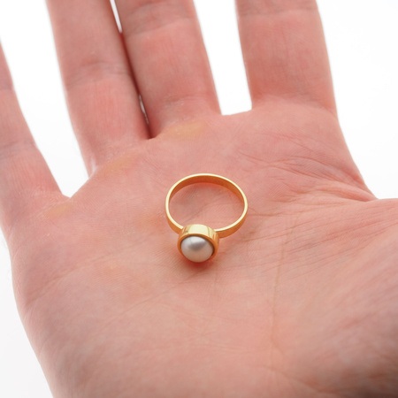 Pierścionek - Biała Perła okrągła w srebrze złoconym
