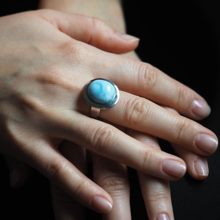 Pierścionek regulowany z owalnym Larimarem w srebrze rodowanym