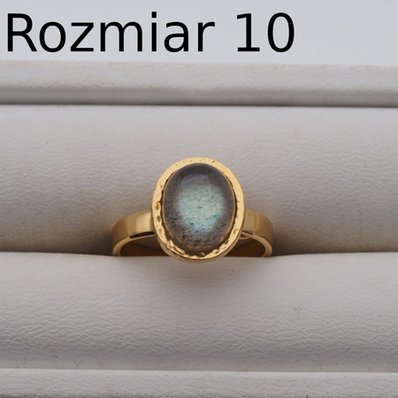 Pierścionek z Labradorytem owalnym w złoconym srebrze młotkowanym