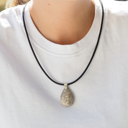 Naszyjnik - Koral łza na rzemieniu ze srebrnymi końcówkami