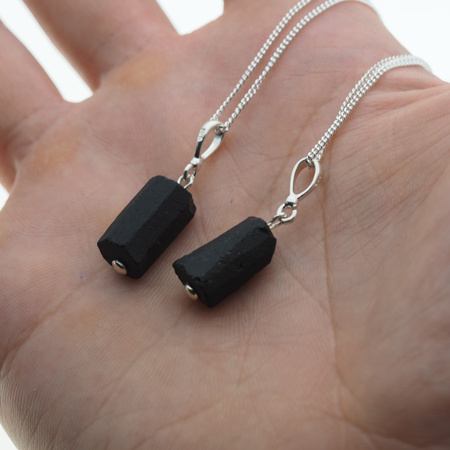 Naszyjnik ochrony na łańcuszku -Turmalin czarny surowa bryłka w srebrze