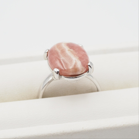 Pierścionek regulowany z owalnym Rodochrozytem w srebrze rodowanym.