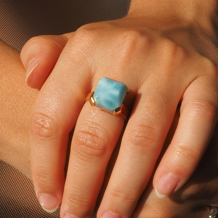 Pierścionek regulowany - kwadratowy Larimar w srebrze złoconym