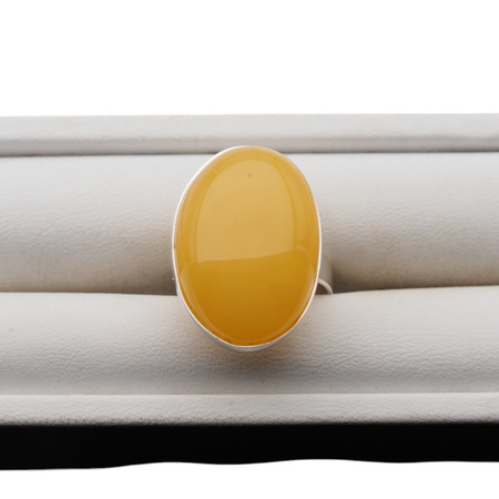 Pierścionek- Mleczny Bursztyn owalny w srebrze