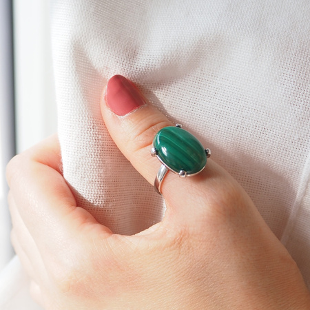 Pierścionek regulowany z owalnym Malachitem w srebrze rodowanym.