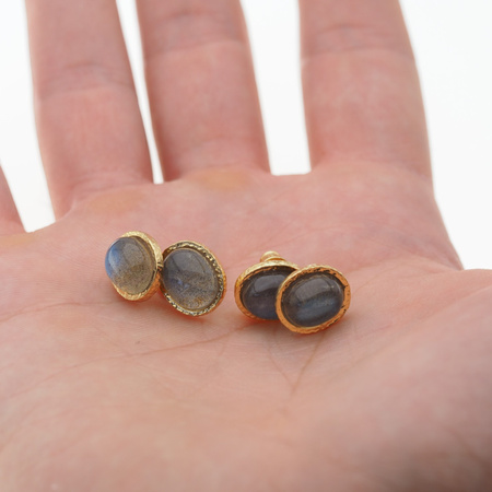 Kolczyki sztyfty - owalny Labradoryt w złoconym srebrze młotkowanym