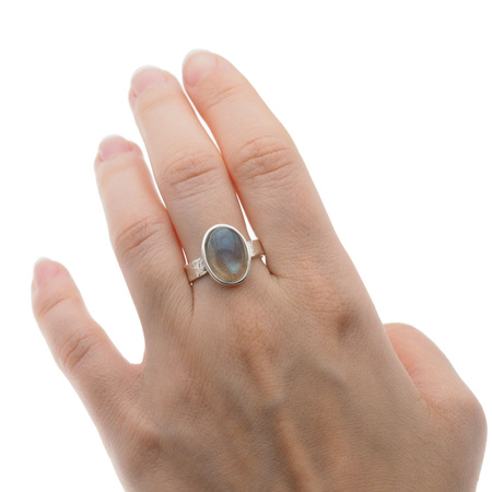 Pierścionek z Labradorytem owalnym w srebrze młotkowanym