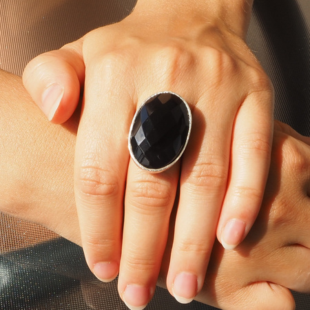 Pierścionek regulowany z owalnym Onyksem fasetowanym w srebrze młotkowanym