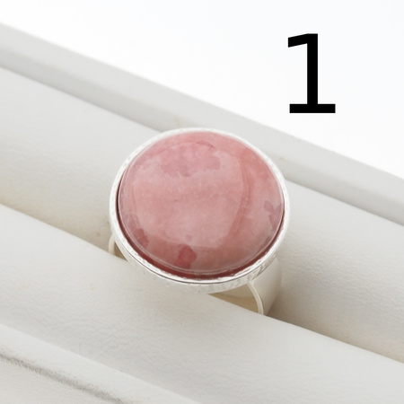 Pierścionek regulowany z okrągłym Rodochrozytem w srebrze młotkowanym