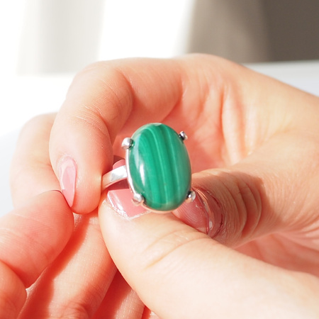 Pierścionek regulowany z owalnym Malachitem w srebrze rodowanym.