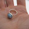 Pierścionek regulowany z okrągłym Larimarem w srebrze młotkowanym
