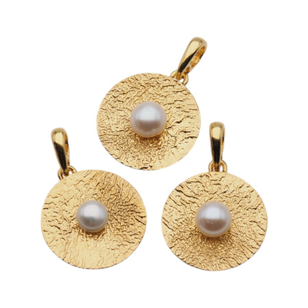 Zawieszka z białą Perłą w młotkowanym srebrze złoconym