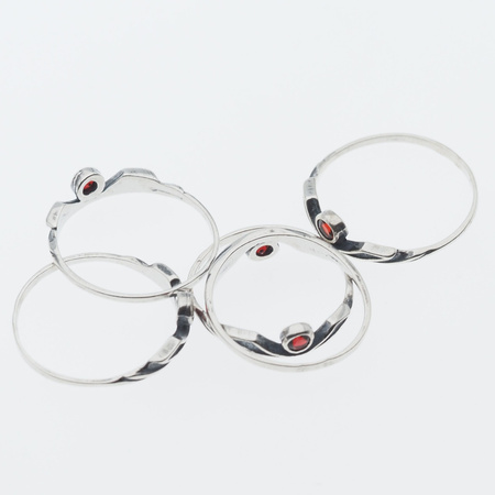 Pierścionek z Granatem w srebrze oksydowanym