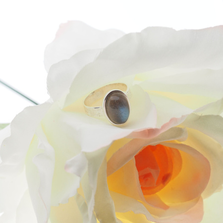 Pierścionek z Labradorytem owalnym w srebrze młotkowanym