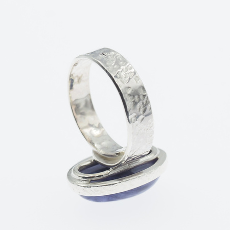 Pierścionek regulowany z owalnym Czaroitem w srebrze młotkowanym