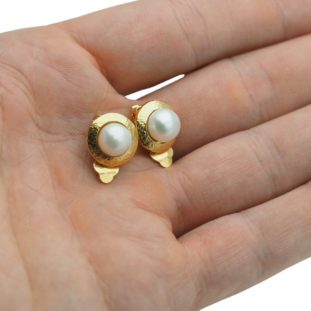 Klipsy - Perły białe koło 8 mm w złoconym srebrze młotkowanym